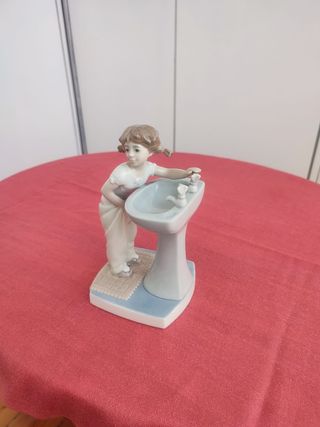 Figura Lladró Chica en el lavabo