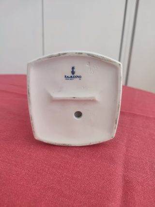 Figura Lladró Chica en el lavabo