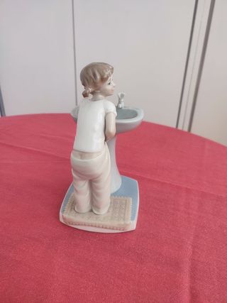 Figura Lladró Chica en el lavabo
