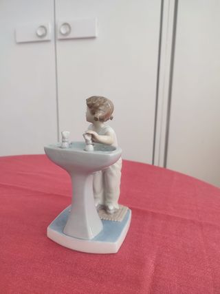 Figura Lladró Chica en el lavabo