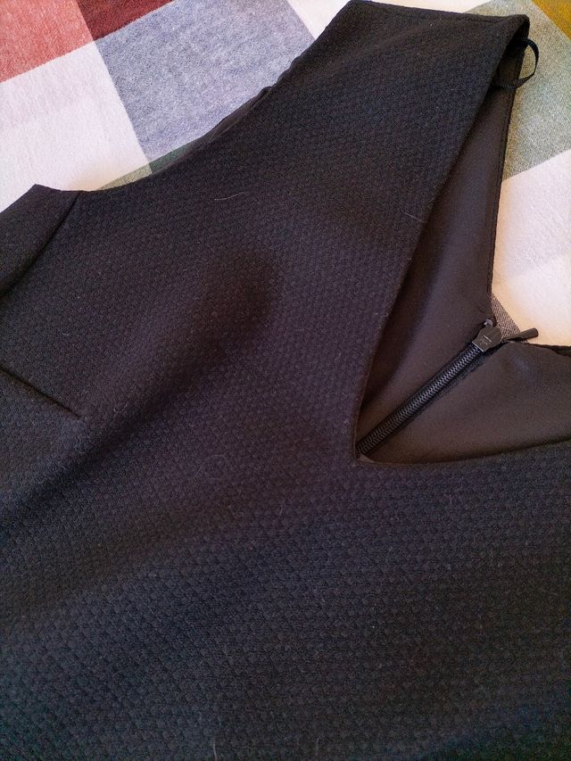 vestido negro MANGO. Talla S