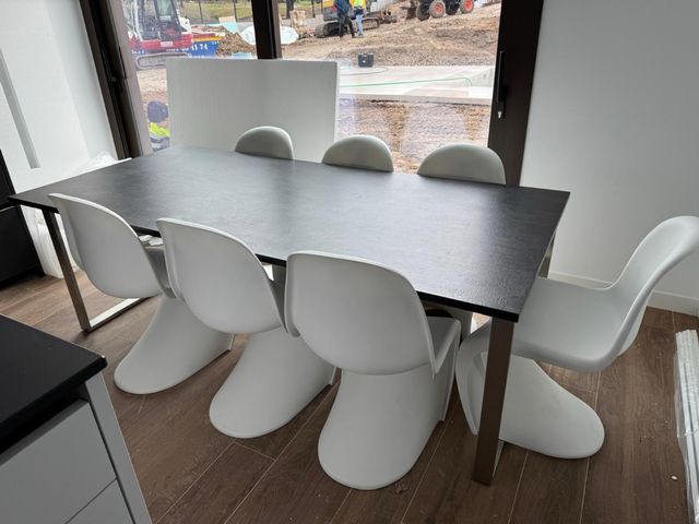 MESA COM 7 CADEIRAS DE MARCA ALEMÃ DE DESIGN