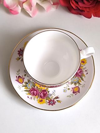 Preciosa taza y platillo porcelana inglesa