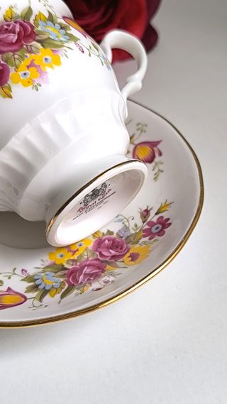 Preciosa taza y platillo porcelana inglesa