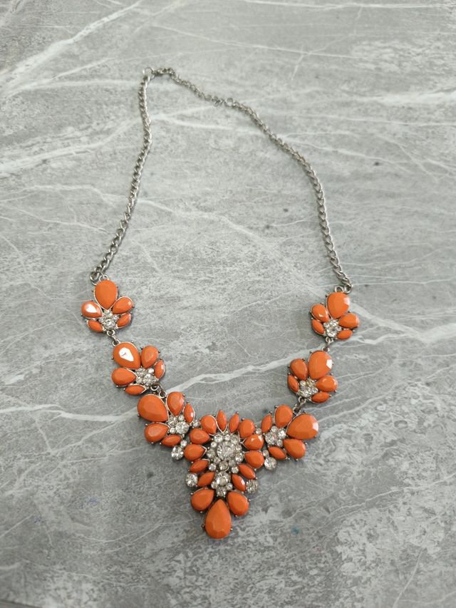 Collana arancione con pietre 