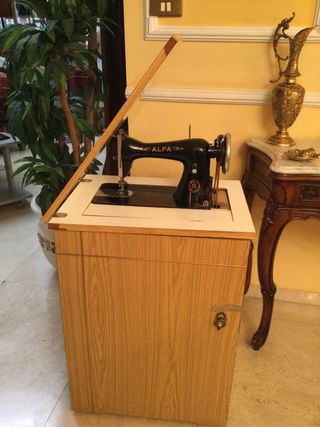 Maquina de coser antigua Alfa