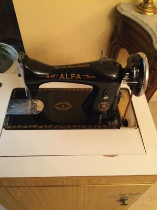 Maquina de coser antigua Alfa