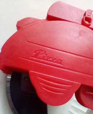 Taglia pizza a forma di vespa rossa, mai usato 