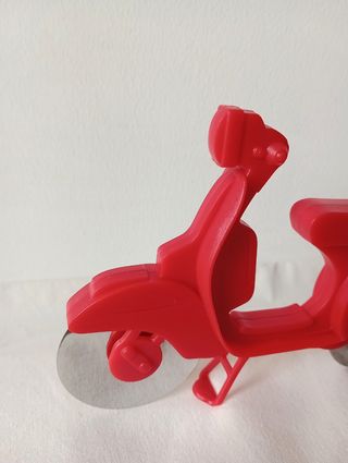Taglia pizza a forma di vespa rossa, mai usato 