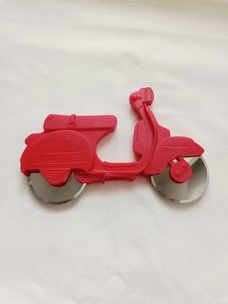 Taglia pizza a forma di vespa rossa, mai usato 