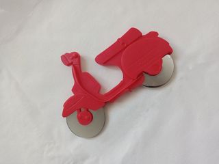 Taglia pizza a forma di vespa rossa, mai usato 