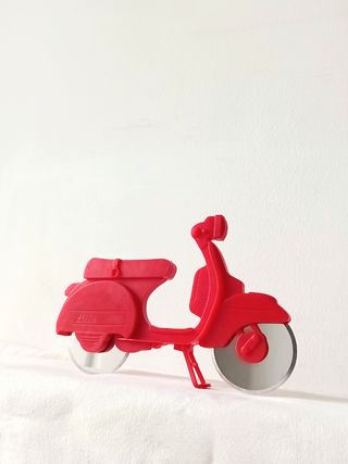 Taglia pizza a forma di vespa rossa, mai usato 