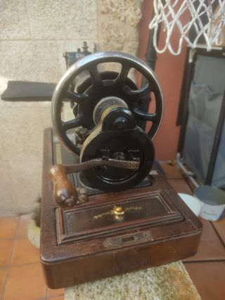 Máquina de coser SINGER.