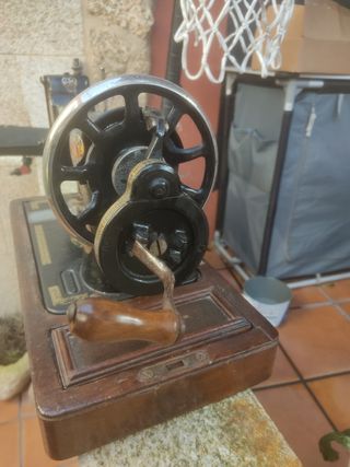 Máquina de coser SINGER.