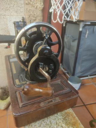 Máquina de coser SINGER.