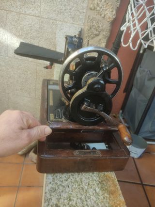 Máquina de coser SINGER.