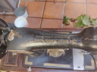 Máquina de coser SINGER.