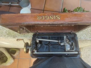 Máquina de coser SINGER.