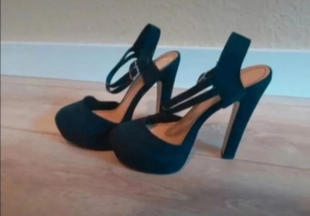 Zapatos tacón negro.