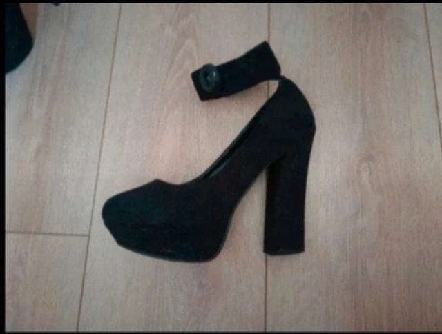 Zapatos tacón negro.