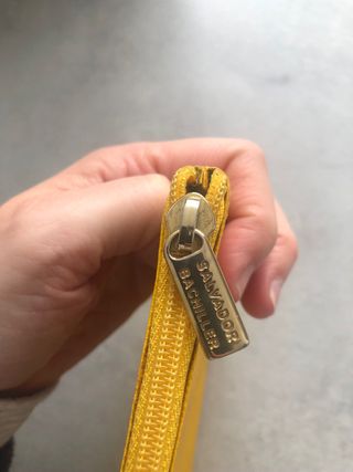 Cartera de mano en piel amarilla.