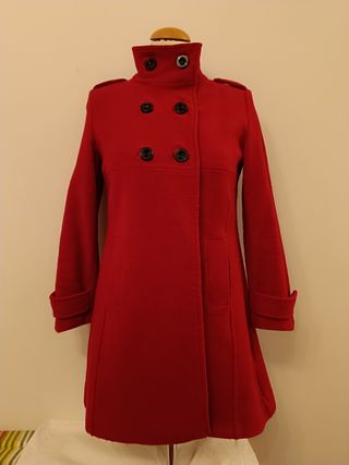 Abrigo rojo Zara