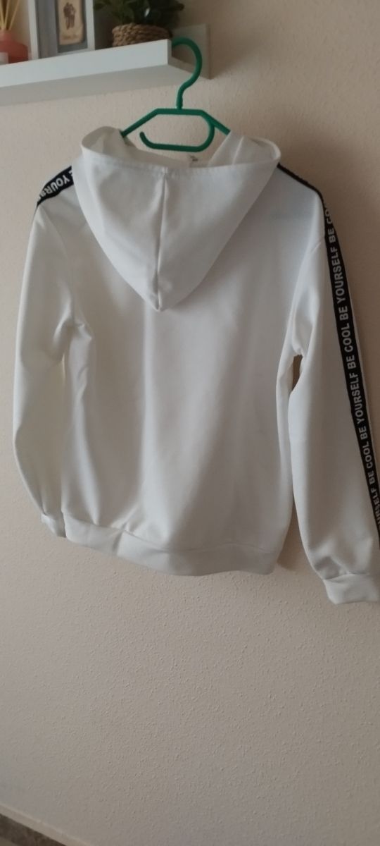 Sudadera blanca con capucha