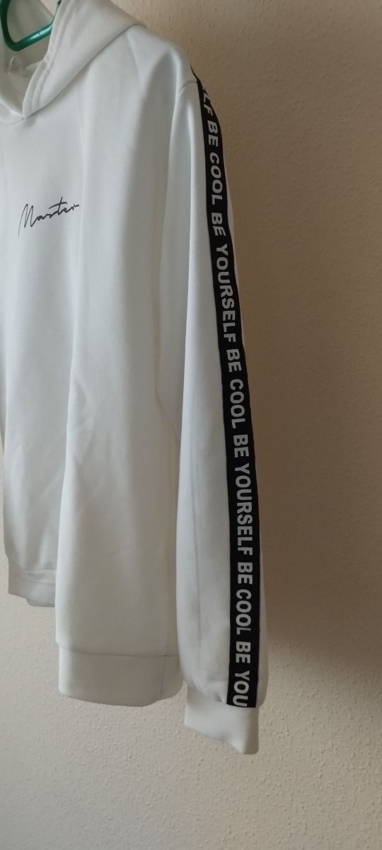 Sudadera blanca con capucha