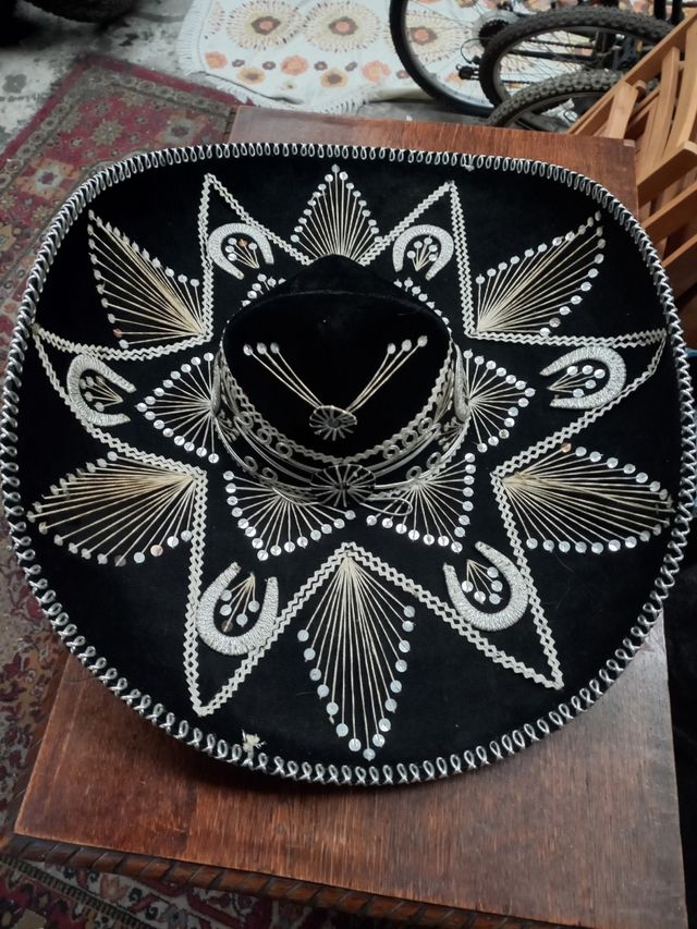 Sombrero mexicano antiguo con herraduras