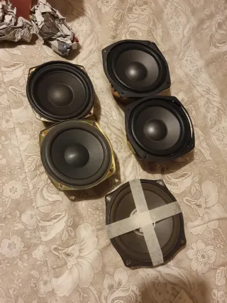 Altavoces graves y agudos.