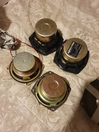 Altavoces graves y agudos.