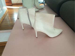 Botines en piel blanca  tacón alto fino