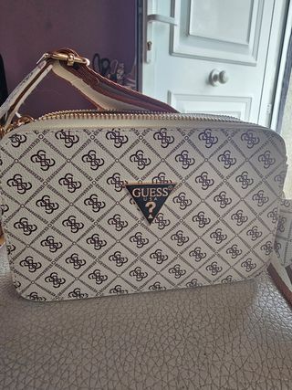 Bolso beige con toques en negro y dorado