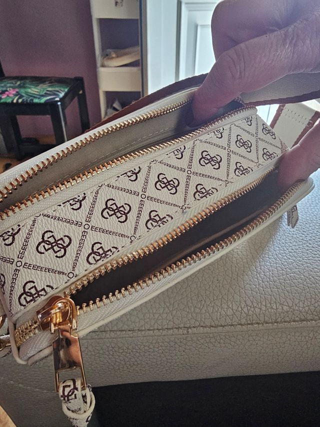 Bolso beige con toques en negro y dorado