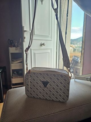 Bolso beige con toques en negro y dorado