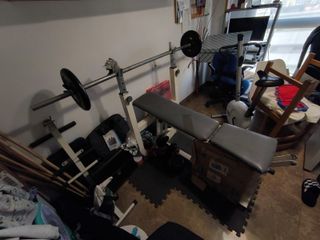 Banco de pesas más barra de 1.70 y 37 kilos.
