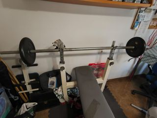 Banco de pesas más barra de 1.70 y 37 kilos.