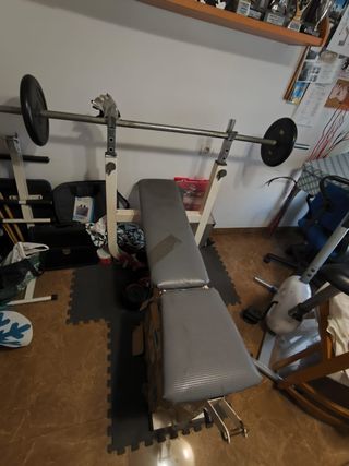 Banco de pesas más barra de 1.70 y 37 kilos.