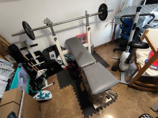 Banco de pesas más barra de 1.70 y 37 kilos.