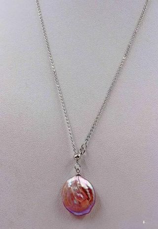 Collar con perla barroca morada Australiana. Nuevo