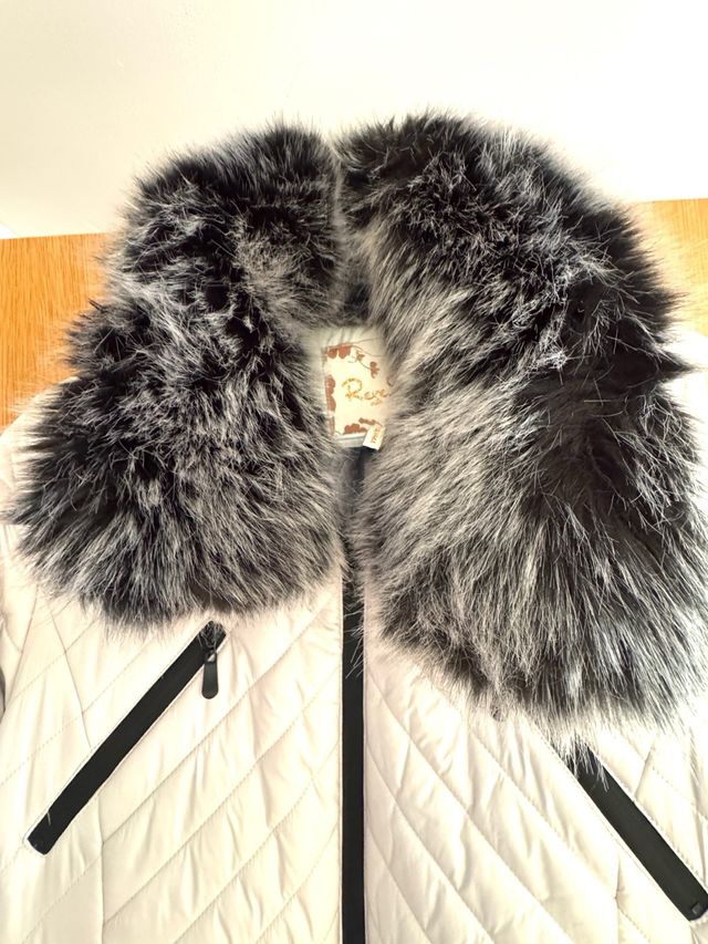 Abrigo acolchado con cuello de pelo