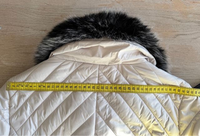 Abrigo acolchado con cuello de pelo