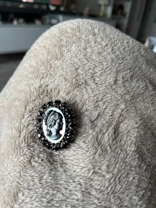 Broche antiguo con pedreria 