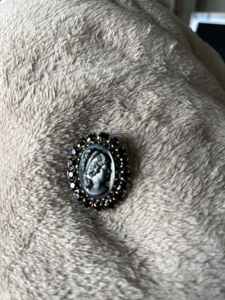 Broche antiguo con pedreria 