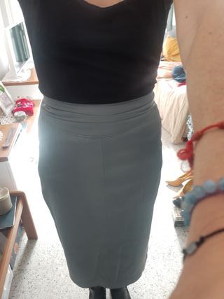Falda de tubo de piel gris marengo
