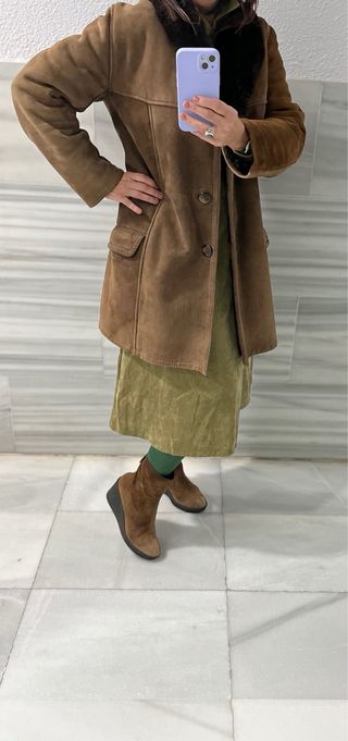 Abrigo vintage de ante marrón forrado por dentro
