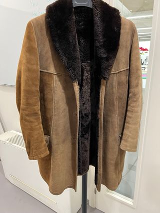Abrigo vintage de ante marrón forrado por dentro