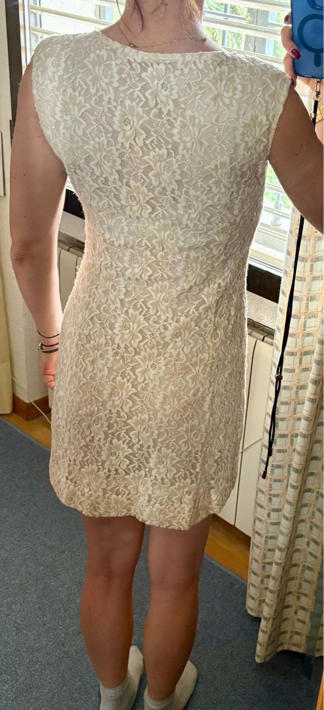 Vestido corto elástico de encaje en tercipelo