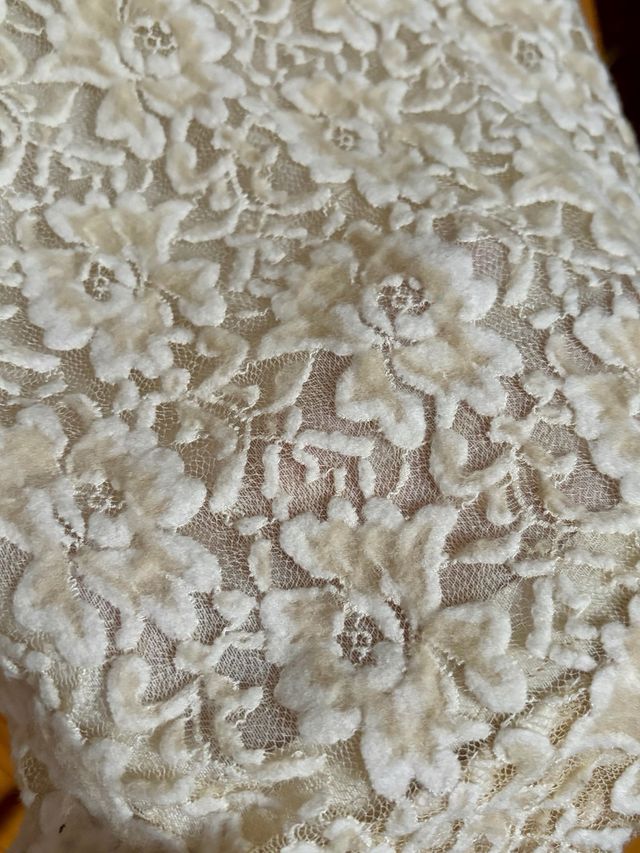 Vestido corto elástico de encaje en tercipelo