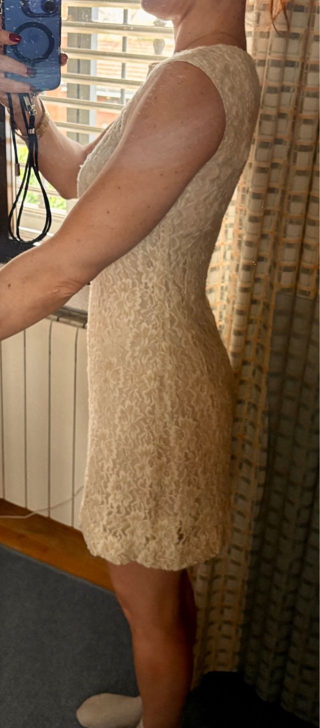 Vestido corto elástico de encaje en tercipelo